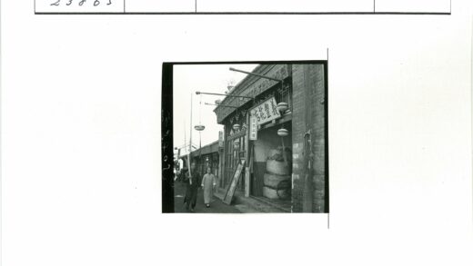 灯笼装饰的街道商店入口.jpg