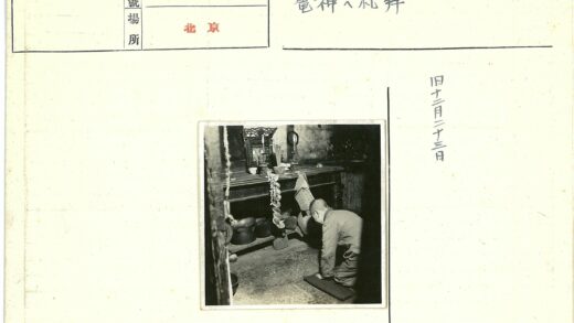 烛台碗饰暗光桌前景.jpg