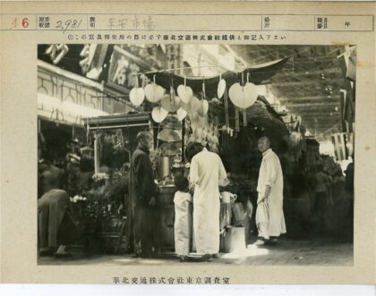热闹市场摊位物品展示.jpg
