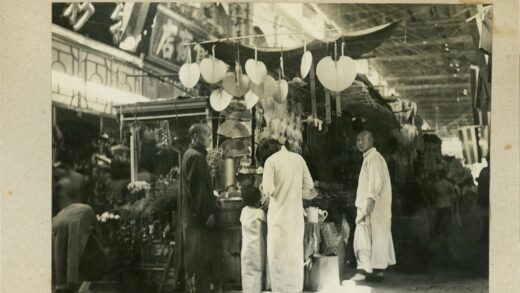 热闹市场摊位物品展示.jpg