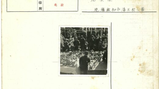 热闹户外市场玩具饰品摊位.jpg