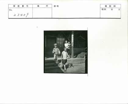 父子与砖墙建筑前合影.jpg