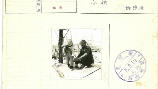 父子与船只的码头时光.jpg