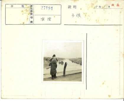 父子俯瞰河畔贫瘠家园.jpg