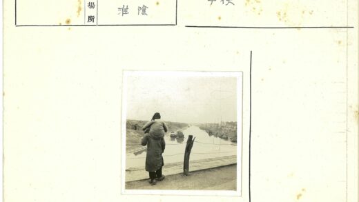父子俯瞰河畔贫瘠家园.jpg