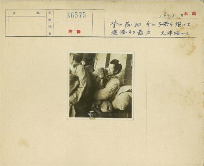 父子冬日街头同行.jpg