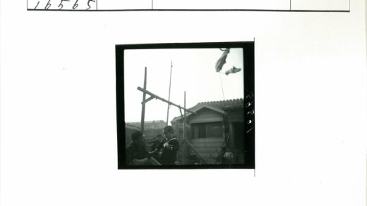 父子小屋前互动与鲤鱼彩带.jpg