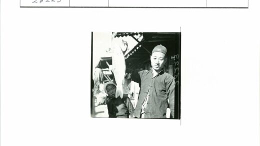 父子市场喜获大鱼.jpg