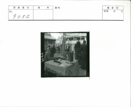 父子户外市场选购传统器皿.jpg