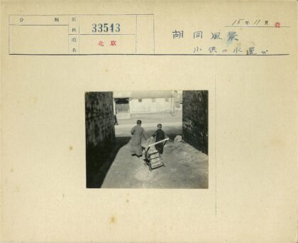 父子推车穿过小巷.jpg