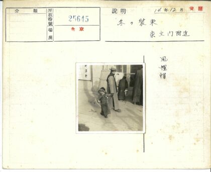 父子牵手街头看海报.jpg