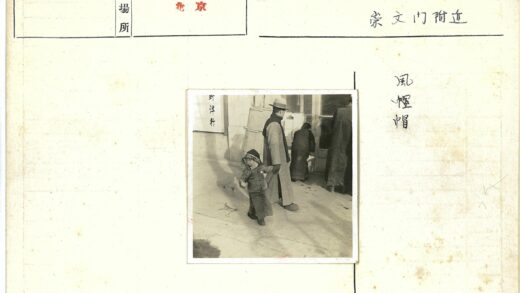 父子牵手街头看海报.jpg