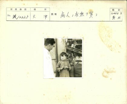 父子观看家具出租橱窗.jpg