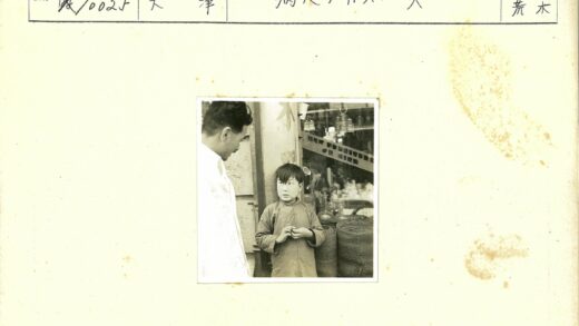 父子观看家具出租橱窗.jpg