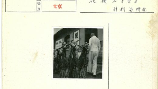 父子走过标志建筑.jpg