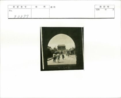 牌坊与宝塔的街景.jpg