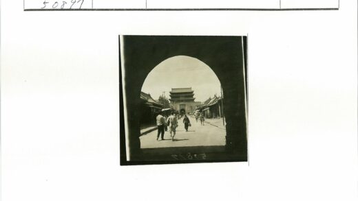 牌坊与宝塔的街景.jpg