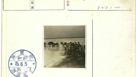 牛拉木车阴天山景.jpg