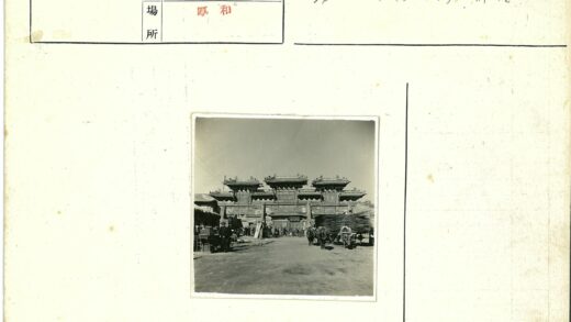 牛车驶过华丽大门.jpg