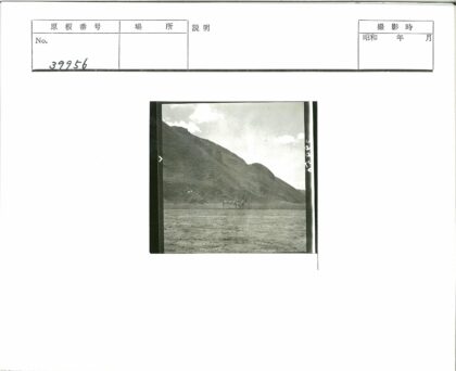 牧人牵牛过荒原岩石山.jpg