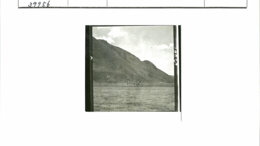 牧人牵牛过荒原岩石山.jpg