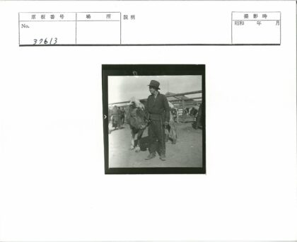 牧场人与牛群合影.jpg