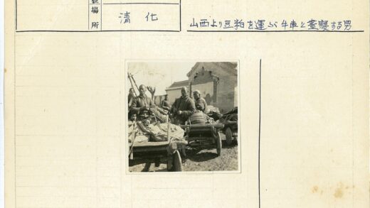 物资分发与旧砖房场景.jpg