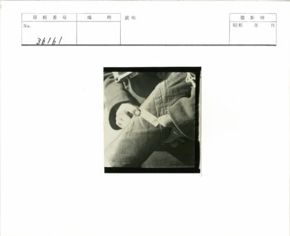 特写镜头戒指与标签物品.jpg