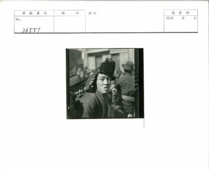 独特帽子大衣人站建筑前.jpg