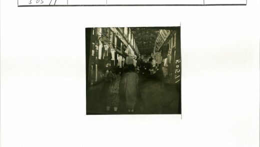 狭窄市场挂衣高顶横梁.jpg
