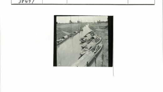 狭窄水道停泊船群.jpg