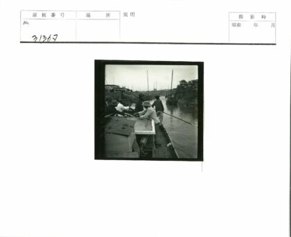 狭窄水道行船与岸边风光.jpg