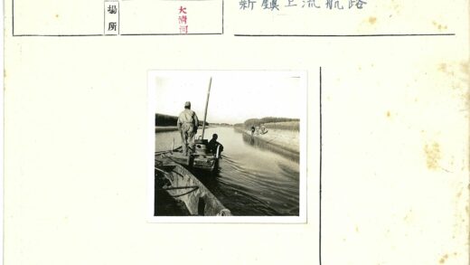 狭窄水道行船与河岸草丛漫步.jpg