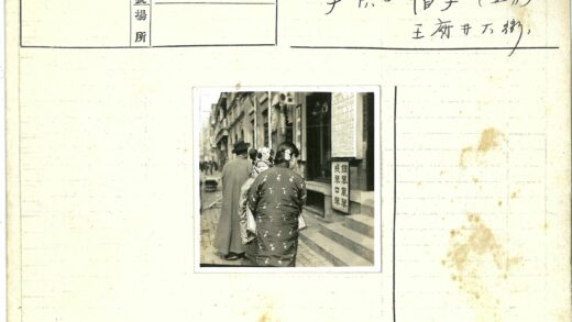 狭窄街道上的母子与汉字招牌.jpg