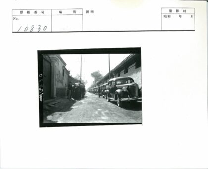 狭窄街道上的老式汽车与瓦顶建筑.jpg