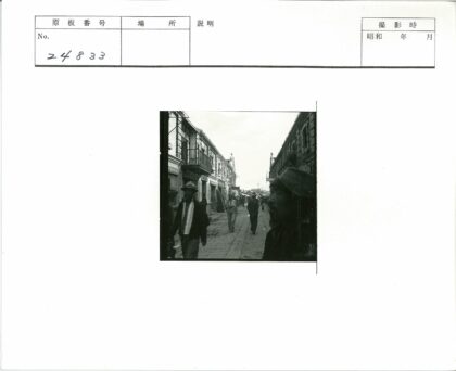 狭窄街道与阳台建筑街景.jpg