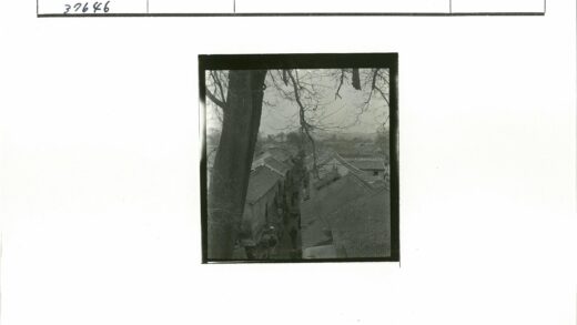 狭窄街道人群与瓦顶建筑.jpg