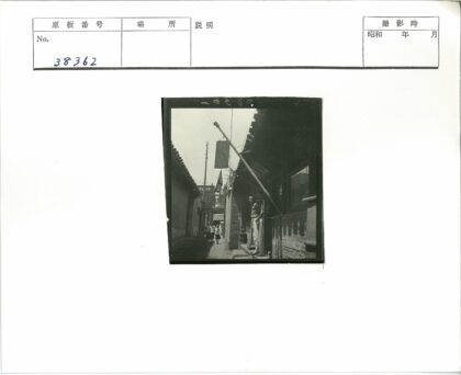 狭窄街道建筑门口人物与电线.jpg