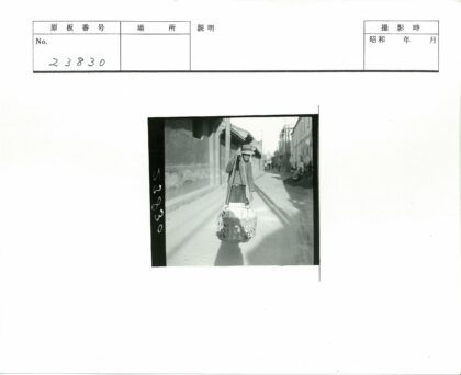 狭窄街道挑担行人街景.jpg