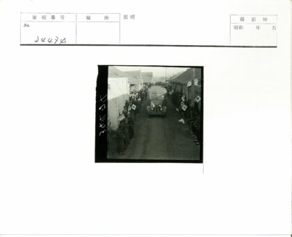 狭窄街道汽车驶过两旁旗帜建筑.jpg