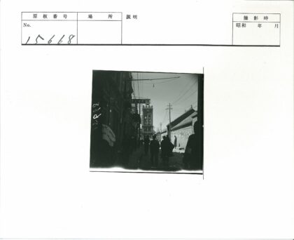 狭窄街道行人建筑电线杆街景.jpg