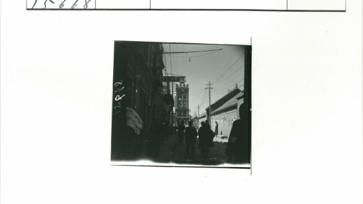 狭窄街道行人建筑电线杆街景.jpg