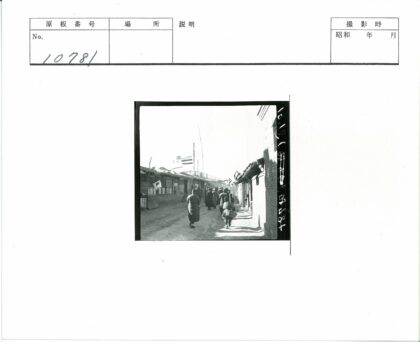 狭窄街道行人漫步历史建筑.jpg