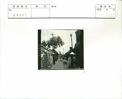 狭窄街道钟楼景观行人锥帽.jpg
