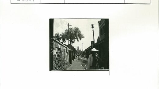 狭窄街道钟楼景观行人锥帽.jpg