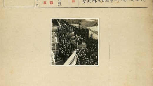狭窄街道集会人群与汽车.jpg