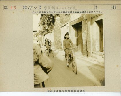 狭窄街道骑自行车的人.jpg