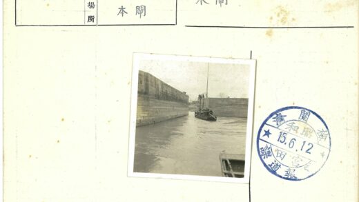 狭窄运河通航船与背景船只.jpg