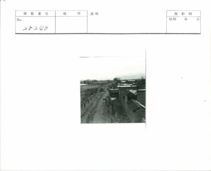 狭长土路与田野风景.jpg