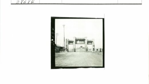狮子拱门与电线杆道路.jpg